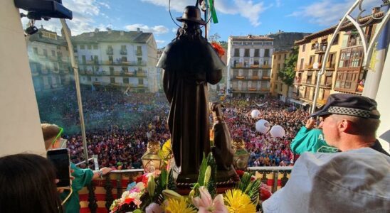 Calatayud se pare de mille couleurs pour celebrer San Roque