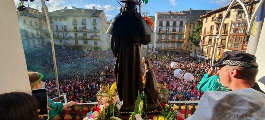 Calatayud se pare de mille couleurs pour celebrer San Roque