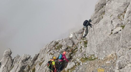 Deux alpinistes coinces sont evacues apres une operation compliquee a