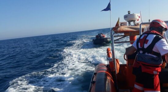 Ils sauvent une famille sur un bateau avec une fuite