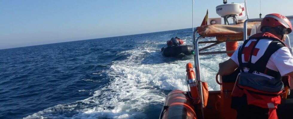 Ils sauvent une famille sur un bateau avec une fuite