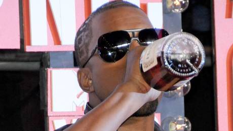 Kanye West accuse Hennessy davoir publie un tweet antisemite —