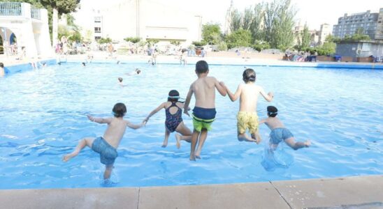 La chaleur de juillet remplit les piscines de Saragosse avec