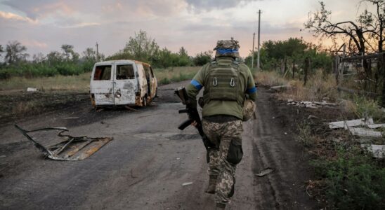 Larmee ukrainienne franchit pour la premiere fois la frontiere avec