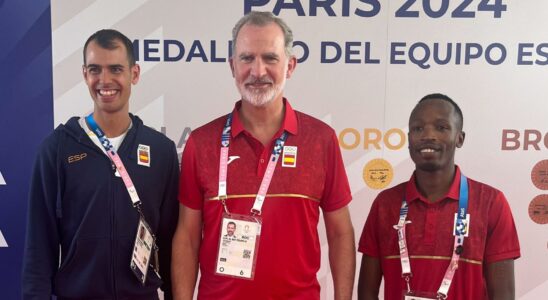 Le roi Felipe VI visite le village olympique lors de