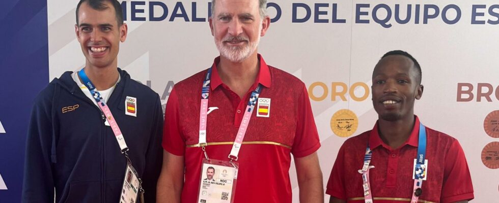 Le roi Felipe VI visite le village olympique lors de