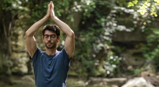 Les hommes disent bonjour au yoga