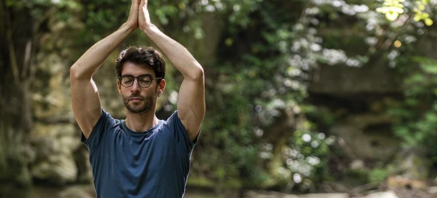 Les hommes disent bonjour au yoga