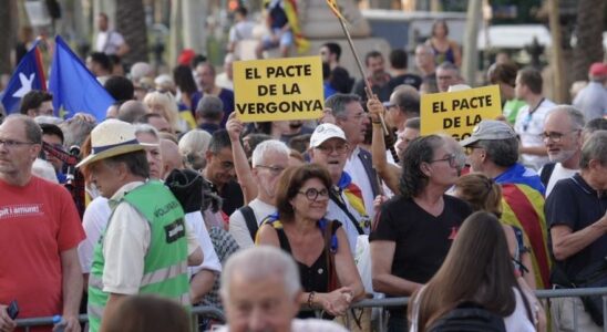 Les partisans des Junts se reunissent a Barcelone pour celebrer