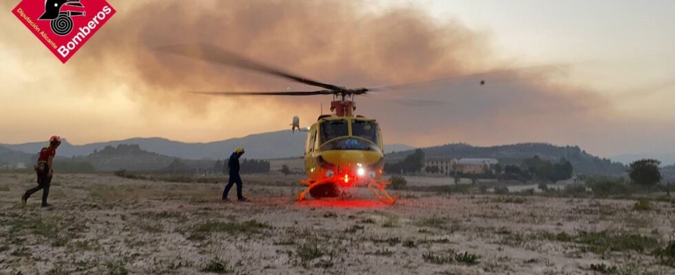 Les pompiers considerent lincendie de foret de Benasau sous controle