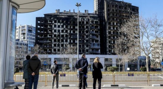 Les travaux delimination des debris du batiment incendie a Valence