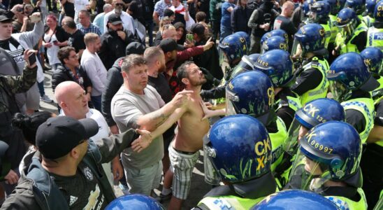 Plus de 100 personnes arretees au Royaume Uni lors de manifestations