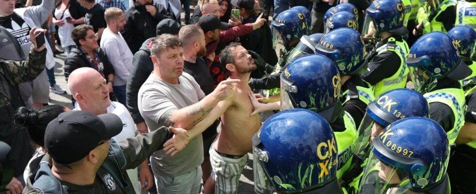 Plus de 100 personnes arretees au Royaume Uni lors de manifestations