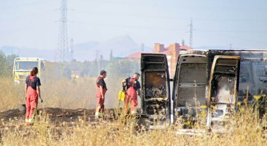 Plusieurs medias sefforcent deteindre un incendie qui sest declare dans