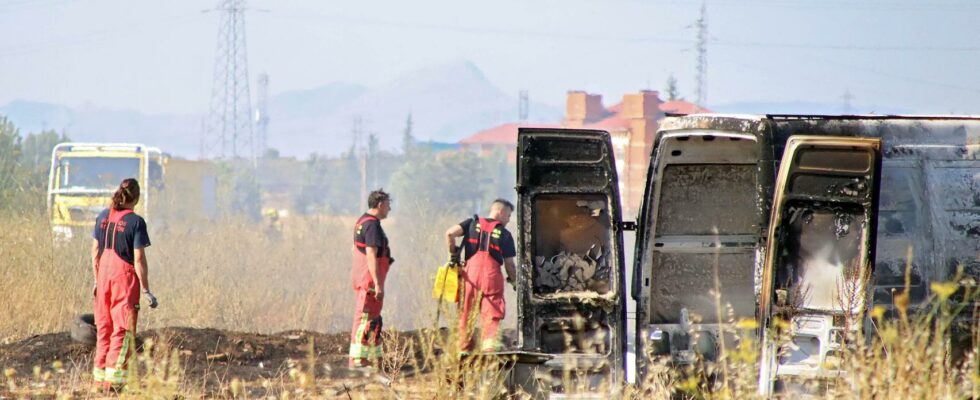 Plusieurs medias sefforcent deteindre un incendie qui sest declare dans