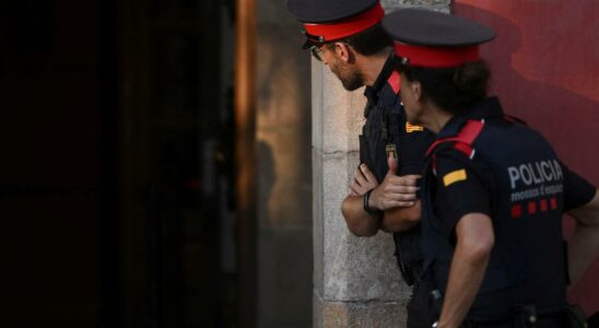 Puigdemont sest tourne vers un policier en permission et un