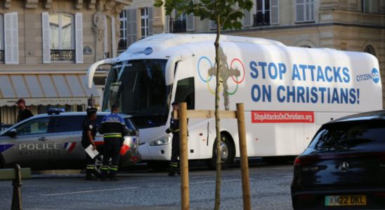 Sept chretiens espagnols arretes a Paris alors quils manifestaient contre