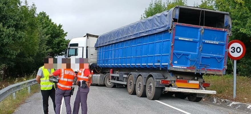 Un camion fait les ciseaux son conducteur multiplie par sept