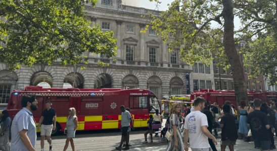 Une centaine de pompiers tentent deteindre un incendie dans le