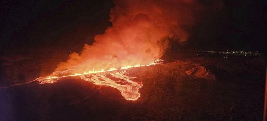 Une eruption volcanique en Islande oblige Grindavik a evacuer a