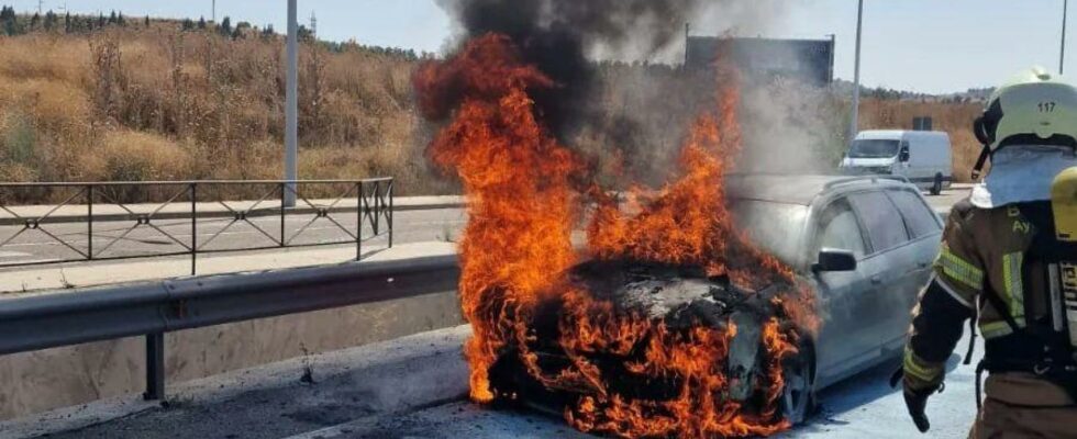 Une voiture prend feu et reste carbonisee pres de Luz