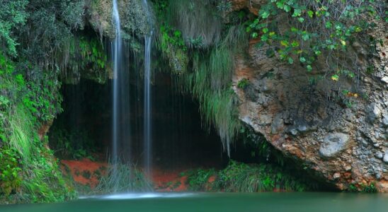 plein de piscines naturelles aux eaux cristallines et de cascades