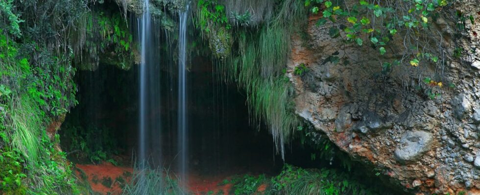 plein de piscines naturelles aux eaux cristallines et de cascades