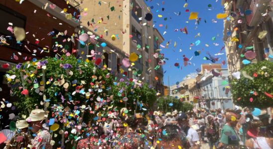 remplit ses rues de confettis et offre des basilics geants