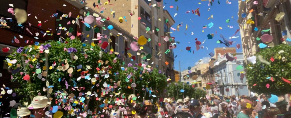 remplit ses rues de confettis et offre des basilics geants