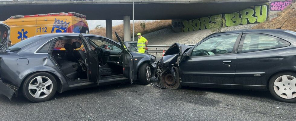 trois blesses et plusieurs kilometres dembouteillage apres une collision entre