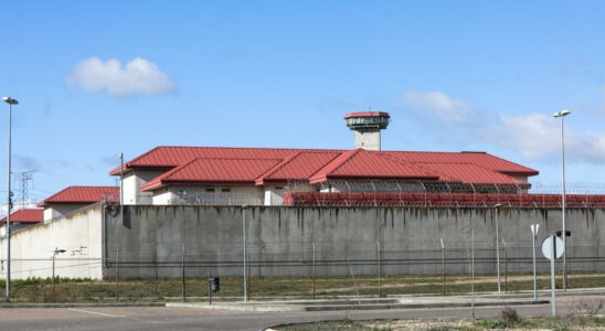 un prisonnier tente de noyer un fonctionnaire