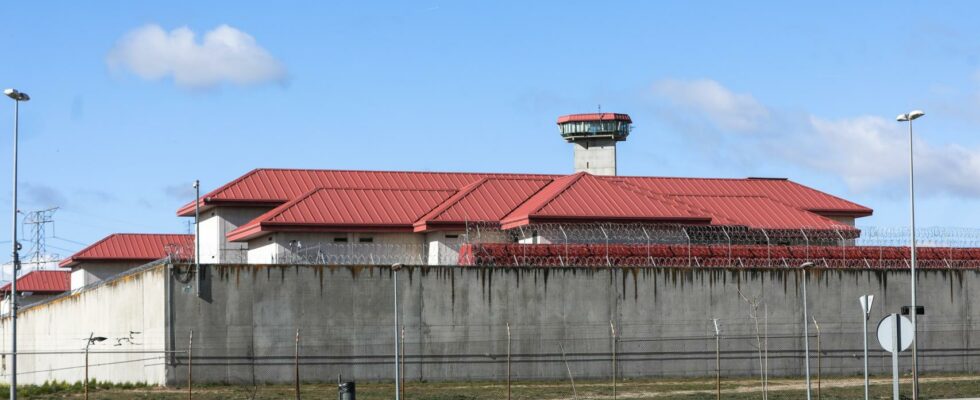 un prisonnier tente de noyer un fonctionnaire