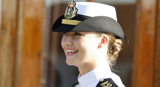 vetu dun nouvel uniforme blanc seul et tres souriant