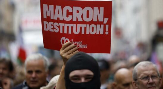 Des milliers de personnes manifestent en France contre Macron pour