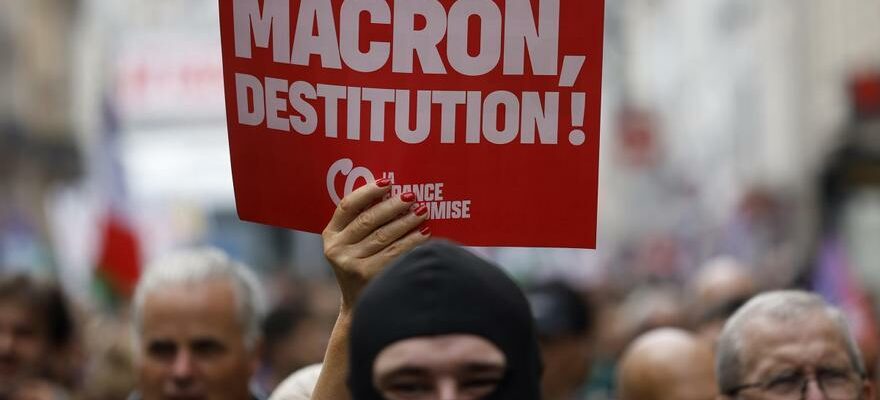 Des milliers de personnes manifestent en France contre Macron pour