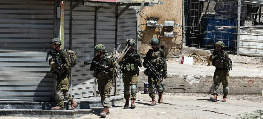 Des soldats israeliens jettent les corps de trois Palestiniens dans