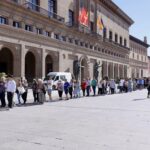 Folie sur la Plaza del Pilar pour acheter la nouvelle