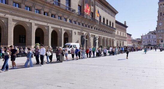 Folie sur la Plaza del Pilar pour acheter la nouvelle