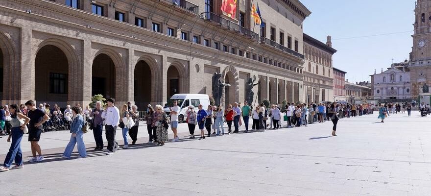 Folie sur la Plaza del Pilar pour acheter la nouvelle