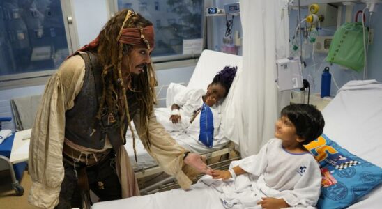 Johnny Depp se deguise en Jack Sparrow pour rendre visite