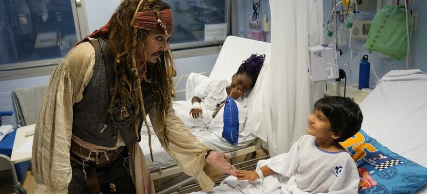 Johnny Depp se deguise en Jack Sparrow pour rendre visite