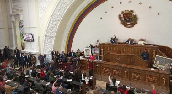 Le Parlement venezuelien laisse a Maduro la responsabilite de rompre