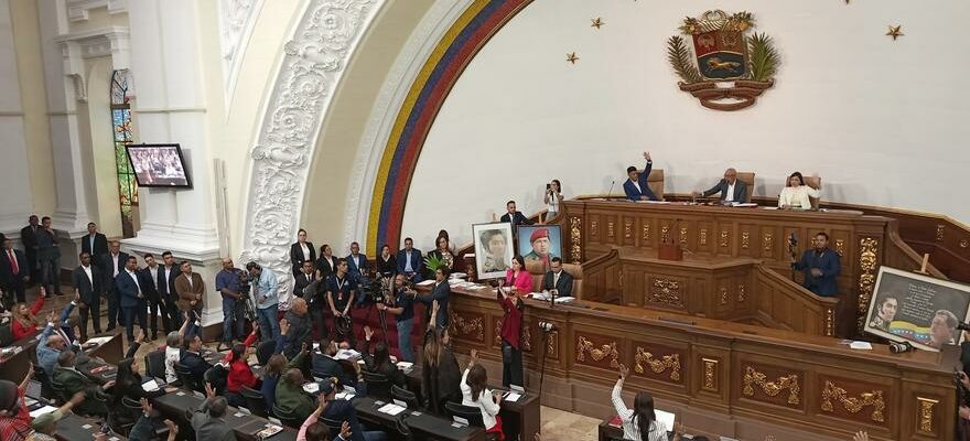 Le Parlement venezuelien laisse a Maduro la responsabilite de rompre