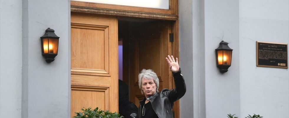 Le chanteur Jon Bon Jovi convainc une femme de ne