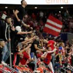 Les ultras de lAtletico de Madrid detournent le match et