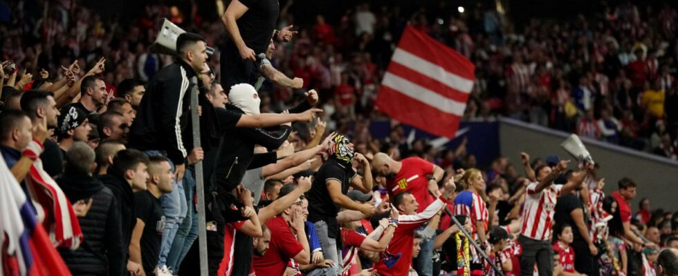 Les ultras de lAtletico de Madrid detournent le match et