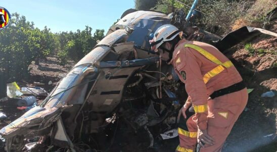 Trois personnes meurent apres la collision dun helicoptere avec des