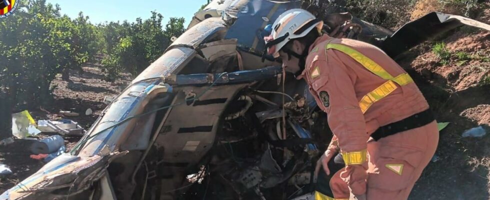 Trois personnes meurent apres la collision dun helicoptere avec des