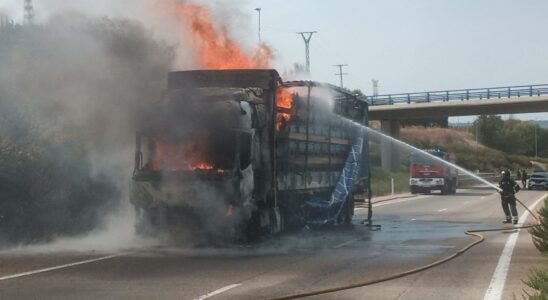 Un camion est completement brule apres avoir pris feu sur