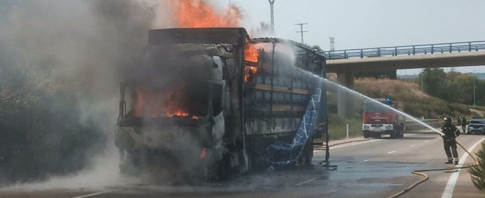 Un camion est completement brule apres avoir pris feu sur